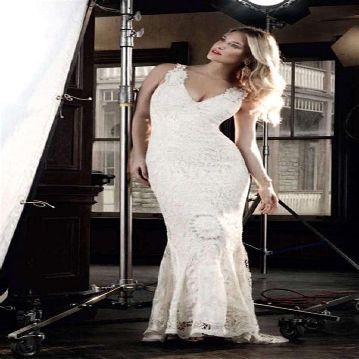 Bar Refaeli Shows Off Her Fab Figure In A High Fashion Shoot For ‘Elle’ Russia!