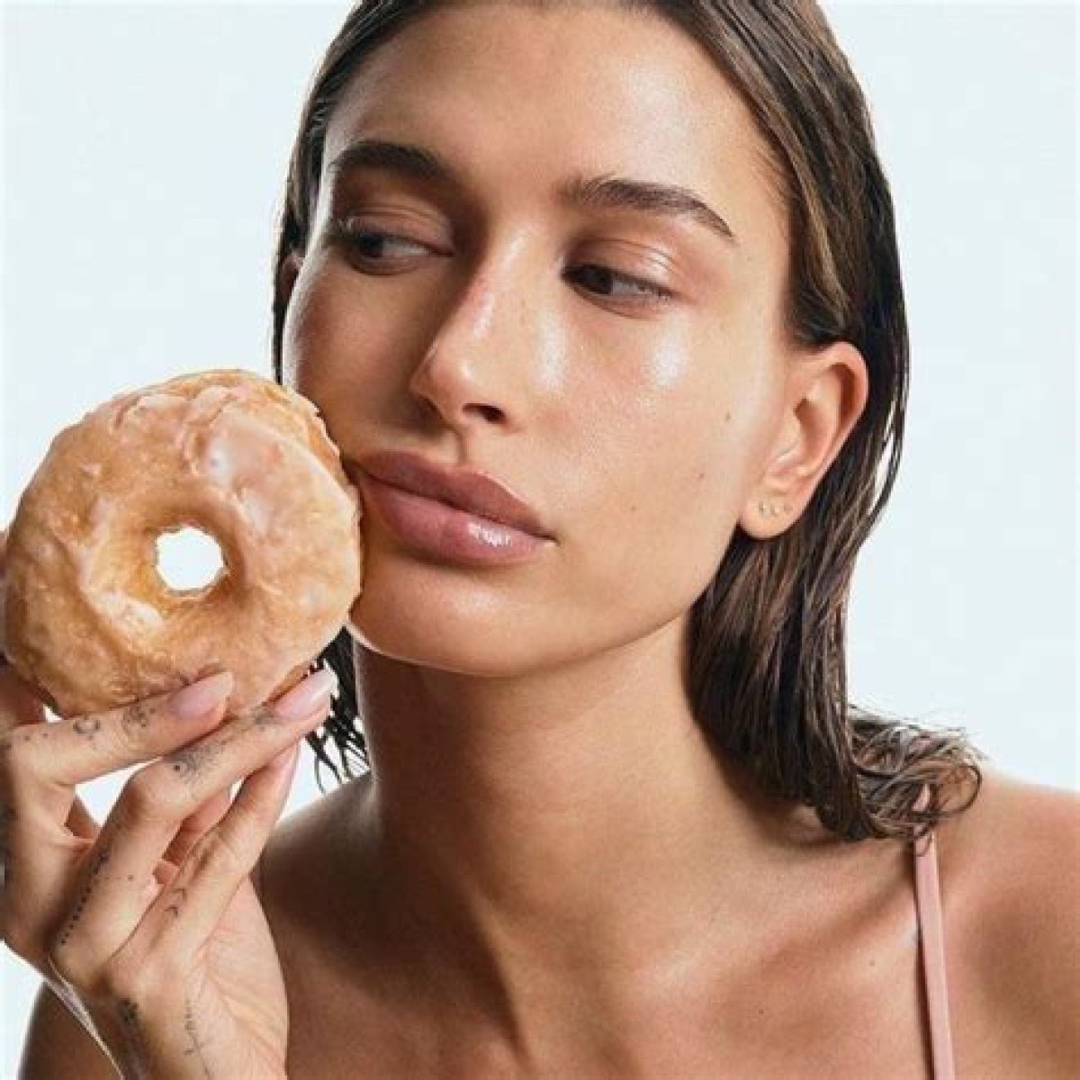 Hailey Bieber’s Glazed Donut Skincare Hack Is Everything