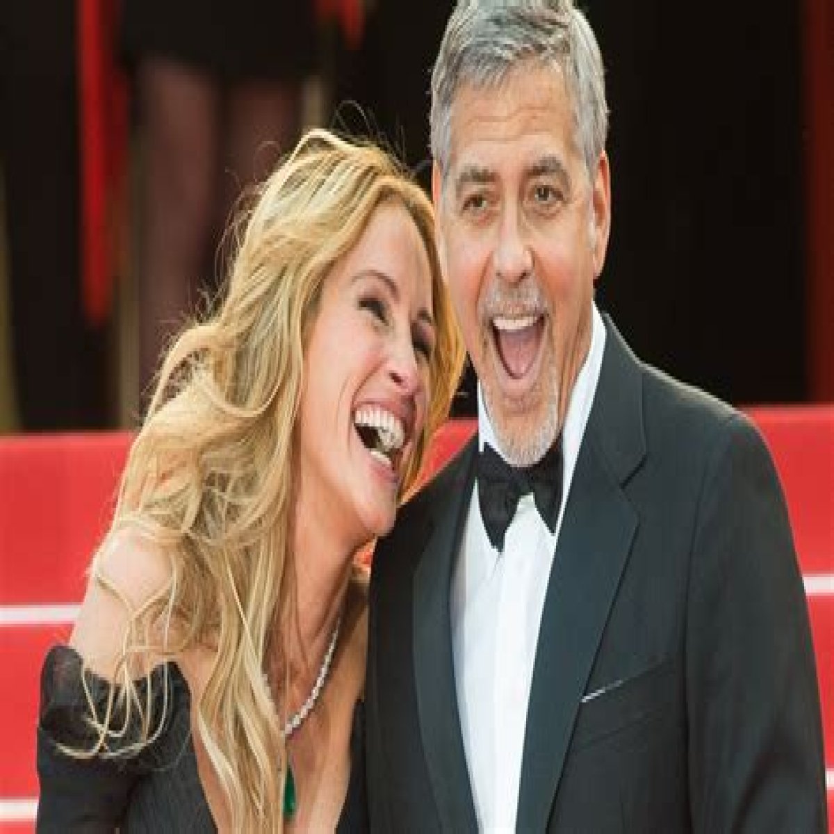 Julia Roberts’ Gown Was Plastered With George Clooney’s Face