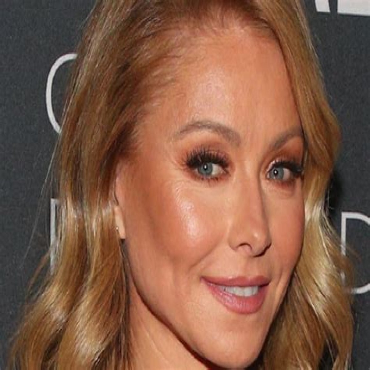 Kelly Ripa Is On ‘Root Watch’ Looking For Grays After Going Without Her Regular Hair Appointment